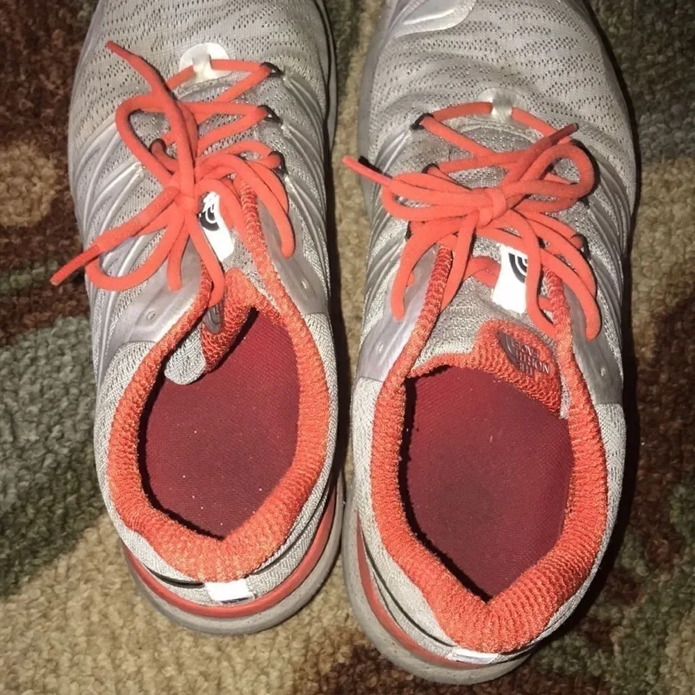 GUC MENS 9.5 THE NORTH FACE RUNNING/HIKING SHOES